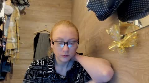 lucky_licky20 online show from 28, 12, 2024