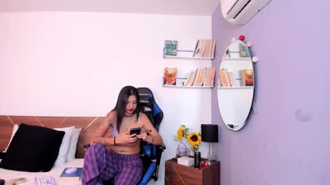 Snapshot of lucy_ferreiraa chatting on 23, 2, 2025 Your Lucy online show from 23, 2, 2025