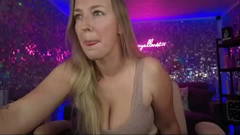 Snapshot of lucyallen4201 chatting on 19, 7, 2026 lucyallen4201 online show from 19, 7, 2026