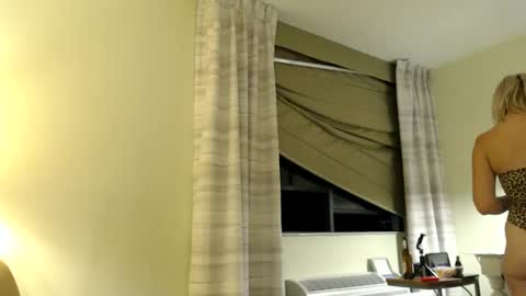 Lucy Loves Lookers online show from 25, 12, 2024