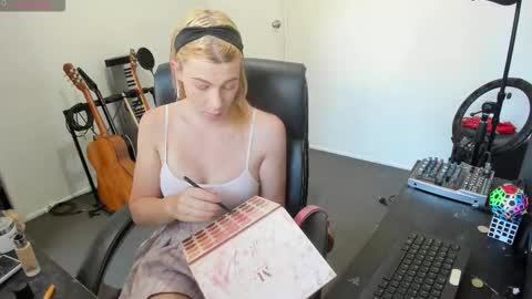 Snapshot of lucyylux chatting on 6, 10, 2025 lucyylux online show from 6, 10, 2025