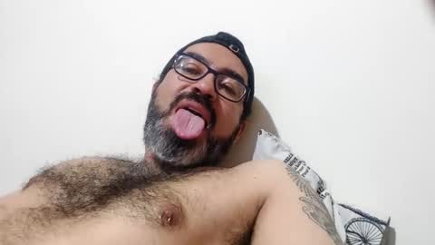 Snapshot of luis2988z chatting on 10, 9, 2025 Hairyman online show from 10, 9, 2025