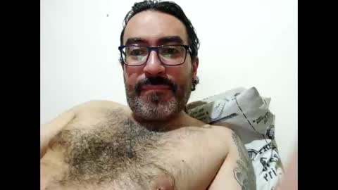 Snapshot of luis2988z chatting on 18, 12, 2025 Hairyman online show from 18, 12, 2025