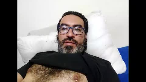 Snapshot of luis2988z chatting on 19, 4, 2026 Hairyman online show from 19, 4, 2026