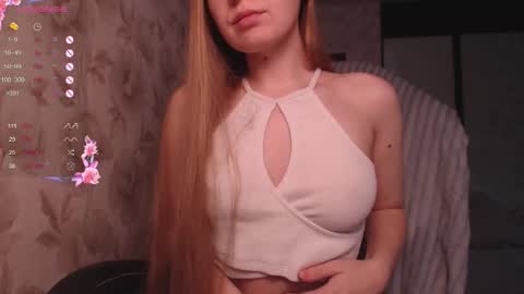 Snapshot of luna_loveisgood chatting on 2, 11, 2025 Luna online show from 2, 11, 2025