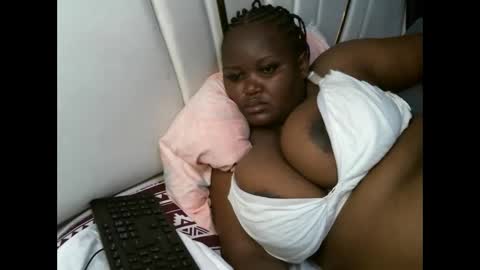 Snapshot of lunabloom01 chatting on 15, 12, 2025 lunabloom01 online show from 15, 12, 2025