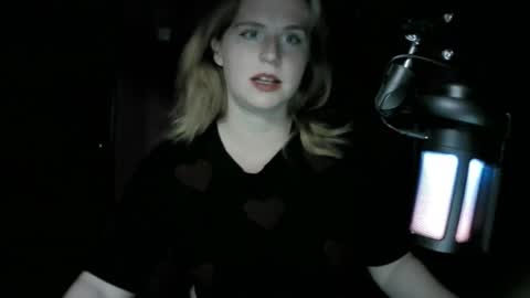 lunamystique_ online show from 4, 10, 2025