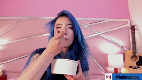 Luna Page online show from 3, 2, 2025