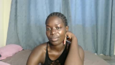 Snapshot of luo_queen chatting on 8, 10, 2025 luo_queen online show from 8, 10, 2025