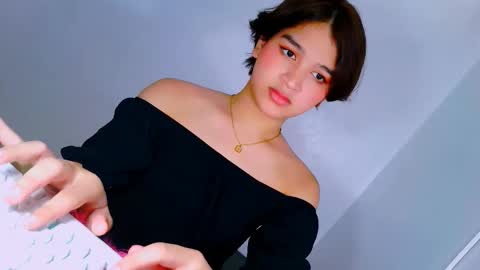 Snapshot of lux_white chatting on 3, 12, 2025 queen lux online show from 3, 12, 2025