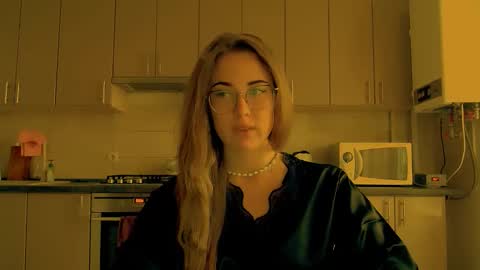 Snapshot of luxie_queen chatting on 12, 9, 2025 Katie online show from 12, 9, 2025