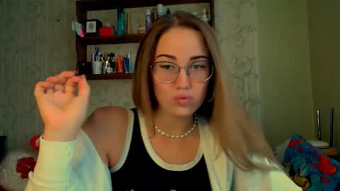 Snapshot of luxie_queen chatting on 30, 9, 2025 Katie online show from 30, 9, 2025