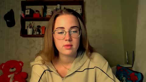 Snapshot of luxie_queen chatting on 12, 10, 2025 Katie online show from 12, 10, 2025