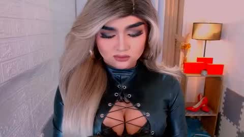 Snapshot of luxsasha chatting on 14, 11, 2025 Sasha Blaire online show from 14, 11, 2025