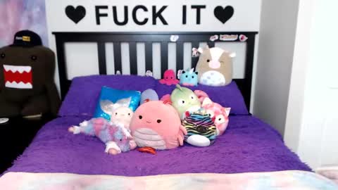 Mackenzie Wolfe online show from 24, 9, 2025