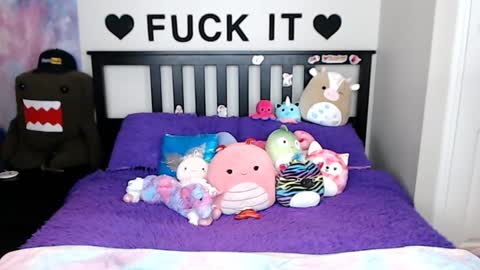 Mackenzie Wolfe online show from 17, 10, 2025