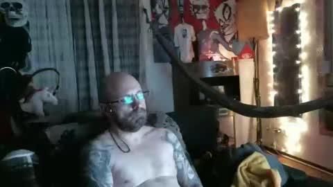 Snapshot of mad_dem0n chatting on 5, 1, 2025 Manuel online show from 5, 1, 2025