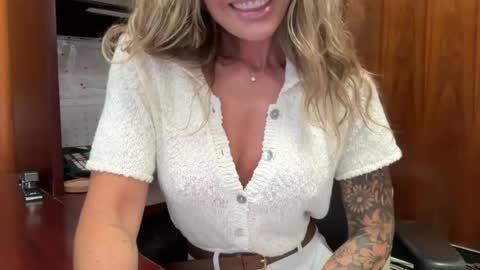 Snapshot of madame_andi chatting on 8, 7, 2026 madame_andi online show from 8, 7, 2026