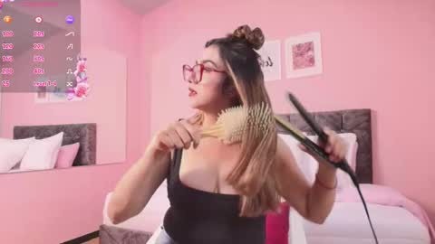 Snapshot of maddie_beauty chatting on 14, 11, 2025 Maddie online show from 14, 11, 2025