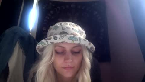 Snapshot of madelinevalentine chatting on 8, 9, 2025 madeline online show from 8, 9, 2025