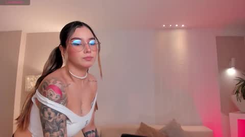 Maddi Collins online show from 6, 11, 2025