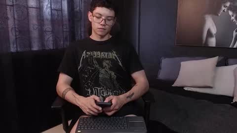 Snapshot of magic_boy01 chatting on 25, 11, 2025 Damian Rivers online show from 25, 11, 2025