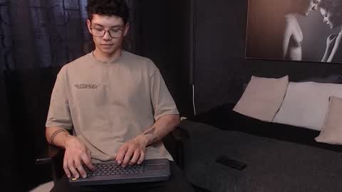 Snapshot of magic_boy01 chatting on 18, 12, 2025 Damian Rivers online show from 18, 12, 2025