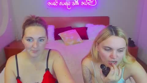 Snapshot of magiceyess chatting on 19, 12, 2025 Lili and Bella online show from 19, 12, 2025
