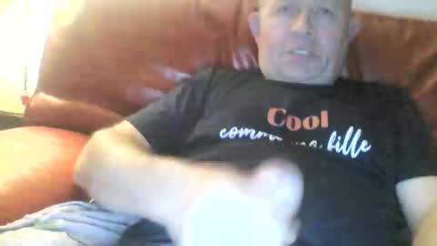 Snapshot of magicman250 chatting on 28, 11, 2025 magicman250 online show from 28, 11, 2025