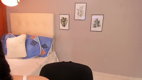 Snapshot of maia_w10 chatting on 10, 11, 2025 Maia online show from 10, 11, 2025