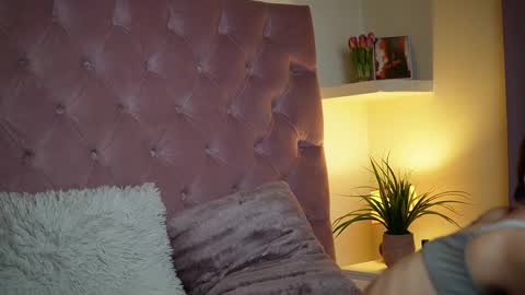 Snapshot of maiamini chatting on 13, 9, 2025 Maia online show from 13, 9, 2025