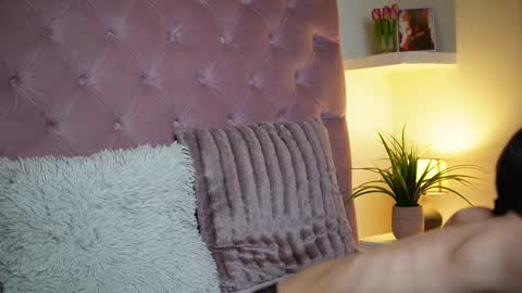 Snapshot of maiamini chatting on 21, 10, 2025 Maia online show from 21, 10, 2025