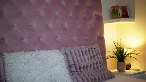 Snapshot of maiamini chatting on 11, 11, 2025 Maia online show from 11, 11, 2025