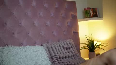 Snapshot of maiamini chatting on 12, 11, 2025 Maia online show from 12, 11, 2025