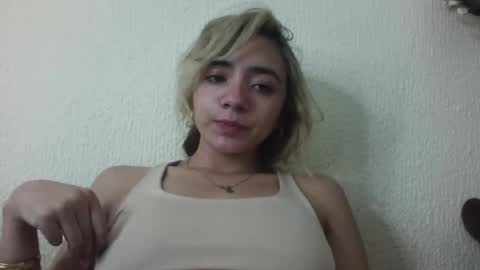 Snapshot of majo_gomezz chatting on 6, 11, 2025 majo_gomezz online show from 6, 11, 2025