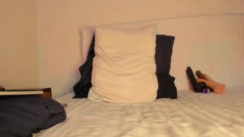 Laura online show from 12, 3, 2025