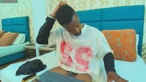 Snapshot of malcompierce chatting on 28, 9, 2025 Malcom online show from 28, 9, 2025