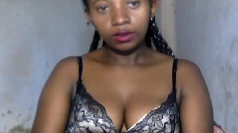 Snapshot of malinah01 chatting on 17, 12, 2024 malinah01 online show from 17, 12, 2024