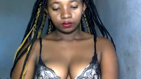 Snapshot of malinah01 chatting on 5, 1, 2025 malinah01 online show from 5, 1, 2025