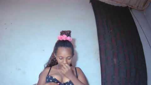 Snapshot of malinah01 chatting on 12, 9, 2025 malinah01 online show from 12, 9, 2025