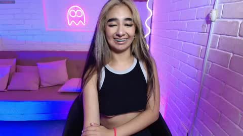 Snapshot of malory_tay chatting on 2, 3, 2025 Malory online show from 2, 3, 2025