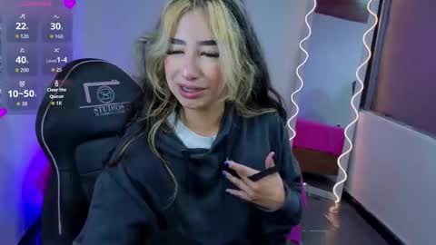 Snapshot of malory_tay chatting on 8, 9, 2025 Malory online show from 8, 9, 2025