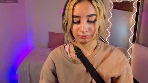 Snapshot of malory_tay chatting on 9, 10, 2025 Malory online show from 9, 10, 2025