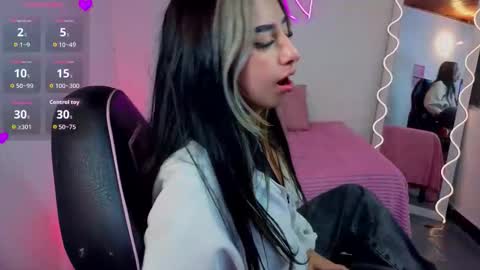 Snapshot of malory_tay chatting on 1, 11, 2025 Malory online show from 1, 11, 2025