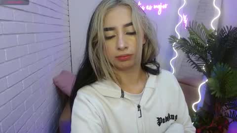 Snapshot of malory_tay chatting on 22, 11, 2025 Malory online show from 22, 11, 2025