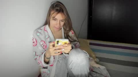 Snapshot of malucam_06 chatting on 16, 12, 2024 instagram nueela online show from 16, 12, 2024