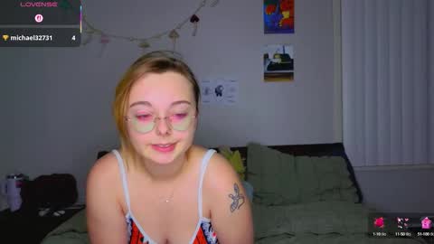 Snapshot of mamiclouds chatting on 15, 10, 2025 MamiCloudz online show from 15, 10, 2025