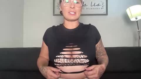 Snapshot of mandyrheaa chatting on 5, 11, 2025 Mandy online show from 5, 11, 2025