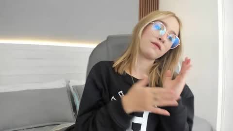 Snapshot of mara_33 chatting on 16, 12, 2025 mara_33 online show from 16, 12, 2025