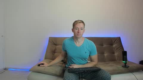 Snapshot of marc105100 chatting on 19, 10, 2025 alex marvelxx online show from 19, 10, 2025